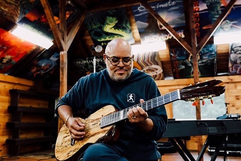 Israel Houghton Signature